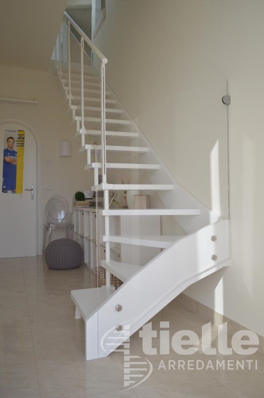 Scala a giorno realizzata con struttura monofascia e gradini in legno Frassino Scale a Giorno