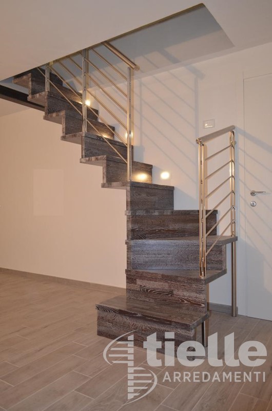 Scala a giorno a sbalzo, con gradini e alzate chiuse Scale a Giorno