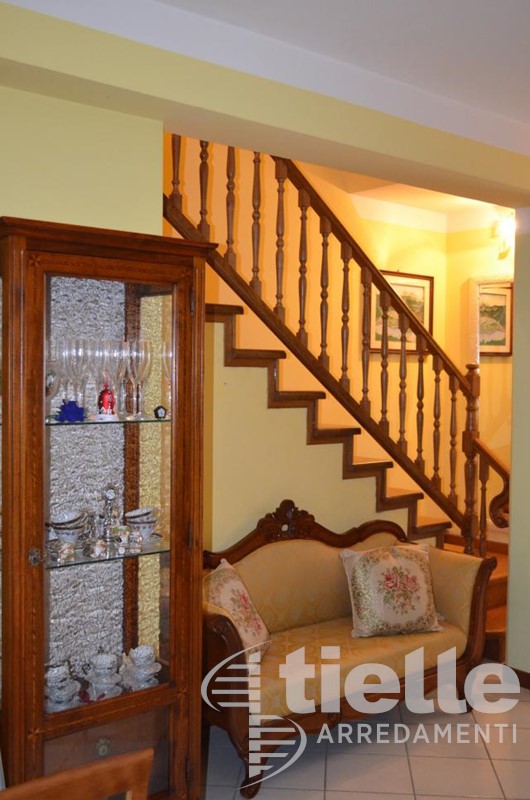 Ringhiera e rivestimento realizzati in legno rovere Ringhiere