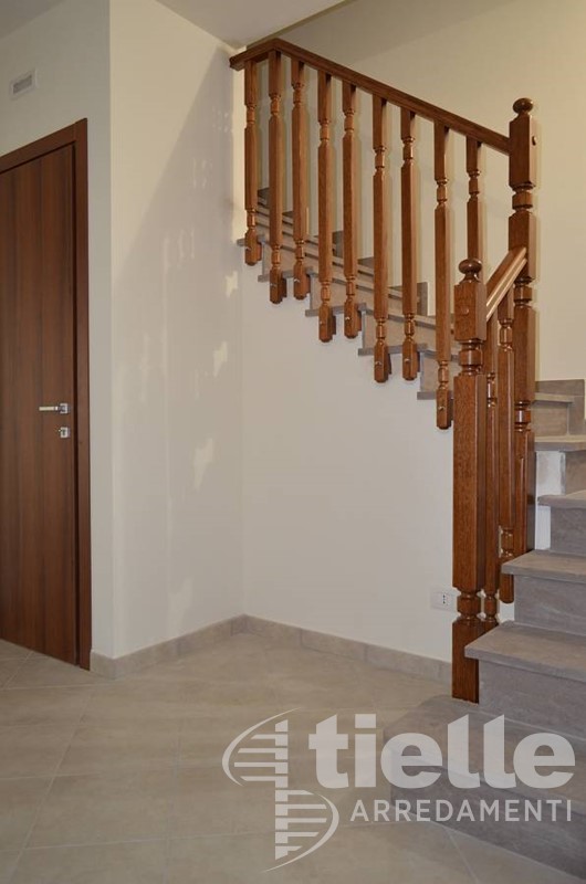Ringhiera per scala in muratura in legno rovere Ringhiere
