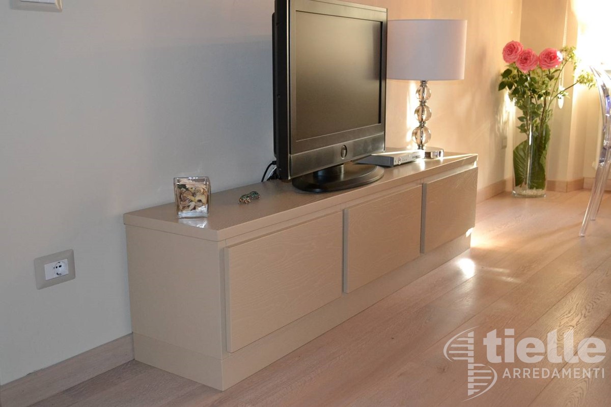 Mobile-tv realizzato su richiesta Arredo