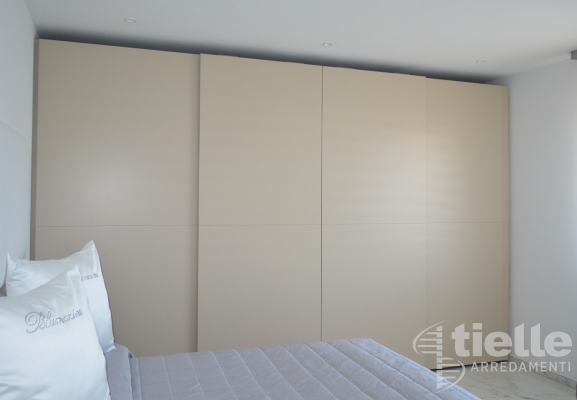 ARMADIO SCORREVOLE e LETTO MATRIMONALE Arredo